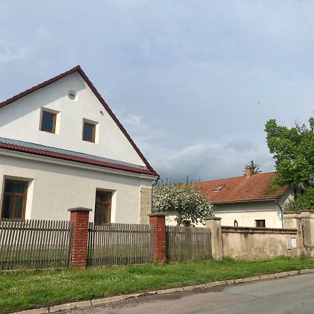 Prijemny Apartman Se Zahradou Ostresany Экстерьер фото