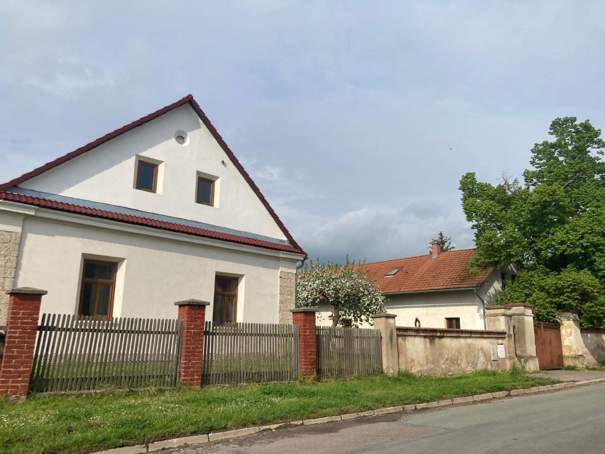 Prijemny Apartman Se Zahradou Ostresany Экстерьер фото