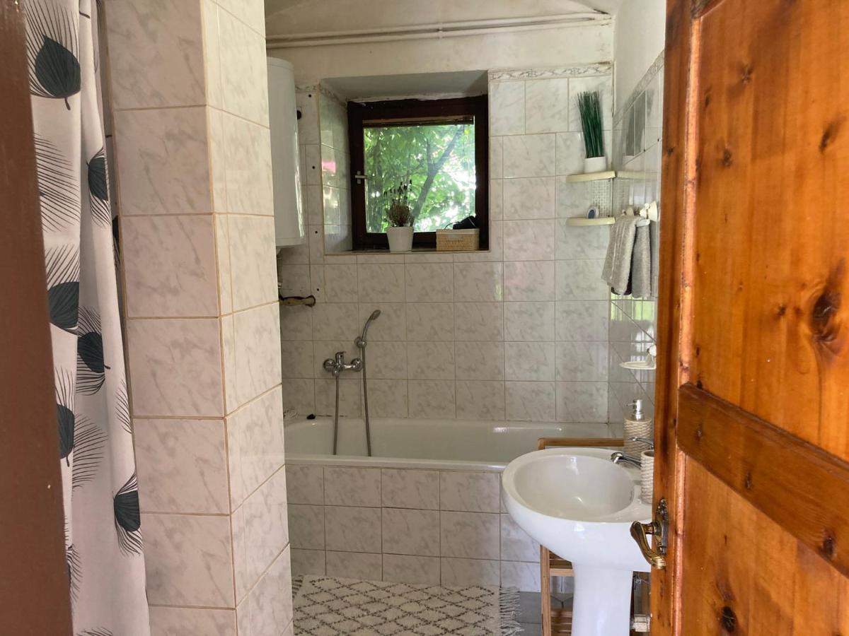 Prijemny Apartman Se Zahradou Ostresany Экстерьер фото